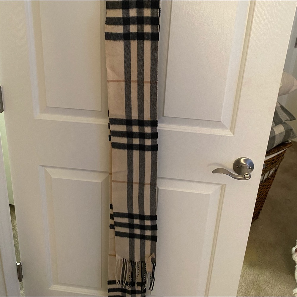 Burberry cashmere scarf skinny